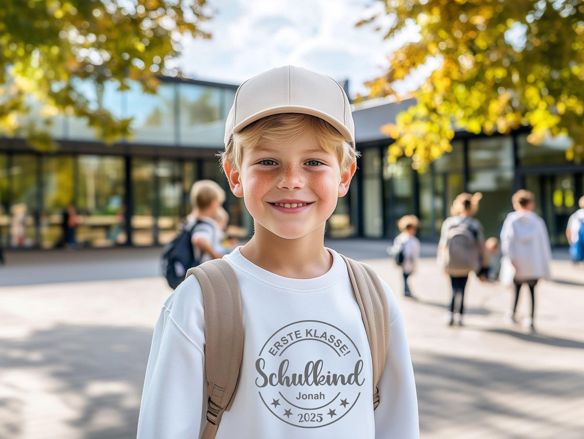 Erster SchultagIndividuelles Schulkind 2025 Sweatshirt mit NamenIdeales Geschenk zum SchulstartPersonalisierter Schulkind 2025 Pullover Sweatshirt – Easygoing Wear · Great Gift For Fans
