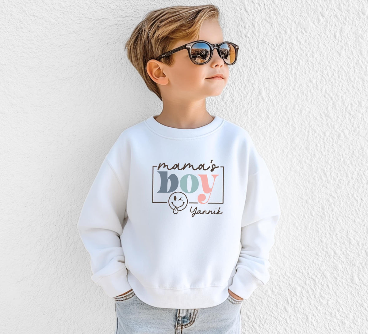 Personalisierter Kinderpullover quotMama39s Boyquot mit NamenIndividuelles Geschenk fr JungsKinder T Shirt oder Pullover mit Aufdruck Graphic Tee – Soft Feel · Perfect For Daily Wear