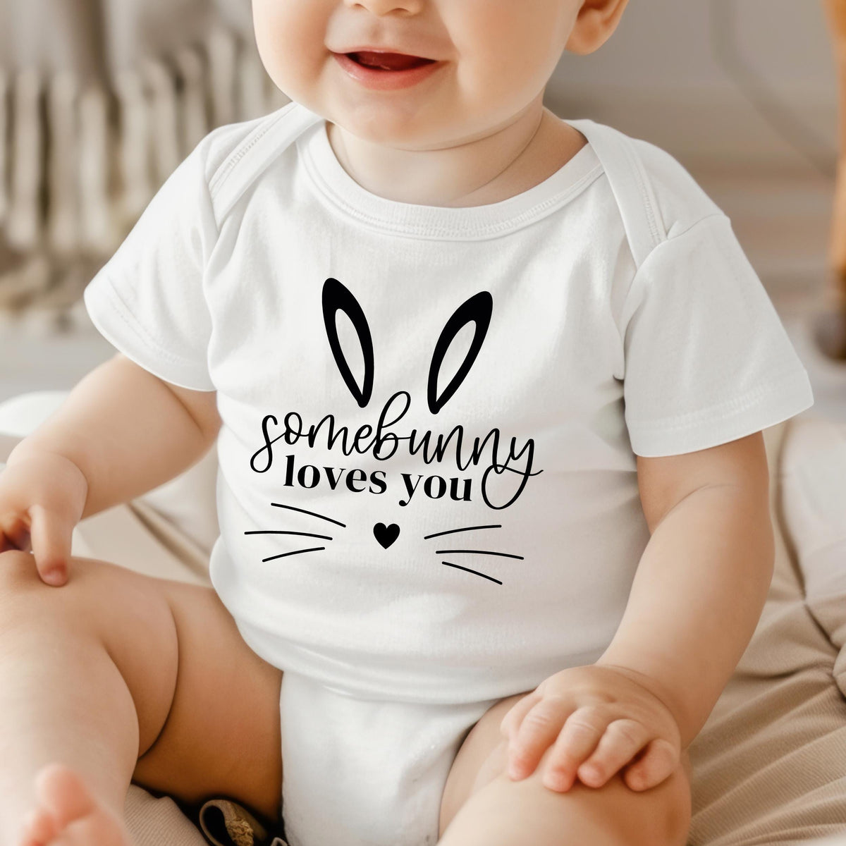 Oster Baby Strampler39Somebunny Loves You39Ses Baby Outfit fr OsternBaby Outfit fr Ostern 2025Ideal fr OsternNiedliches Baby Outfit Graphic Tee – Fan Favorite · Must-Have Style