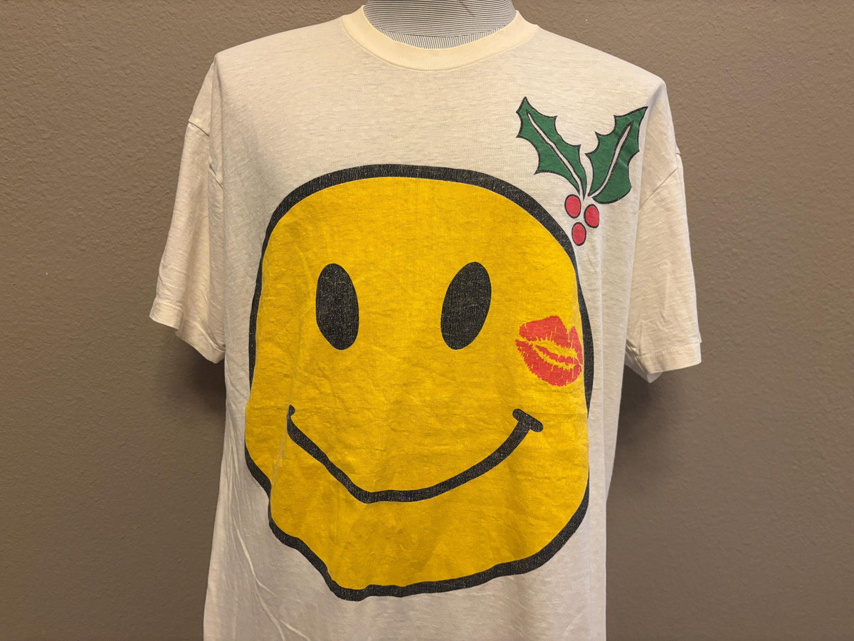 Vintage 9039s Smiley Face Emoji Mistletoe Kiss Cute Christmas Tshirt XXL Graphic Tee – Aesthetic Look · Perfect For Daily Wear