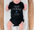 Alles Liebe zum ersten MuttertagBaby Strampler Geschenk von Papa BabySes Geschenk zum ersten MuttertagBaby Body mit SpruchMuttertag Graphic Tee – Soft Feel · Trending Graphic Apparel