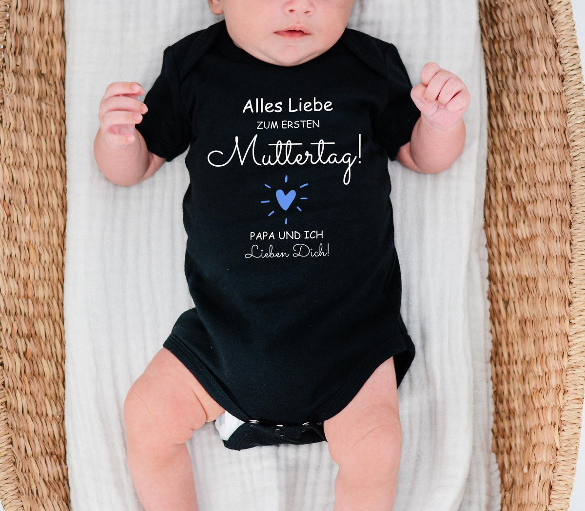 Alles Liebe zum ersten MuttertagBaby Strampler Geschenk von Papa BabySes Geschenk zum ersten MuttertagBaby Body mit SpruchMuttertag Graphic Tee – Soft Feel · Trending Graphic Apparel