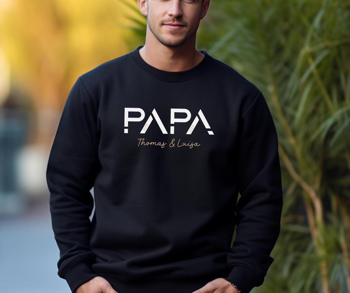 Papas StolzIndividuelles T Shirt oder Hoodie mit den Namen Geburtsdaten der KinderPerfektes VatertagsgeschenkPersonalisiertes Geschenk Hoodie – Premium Graphic · Trending Graphic Apparel