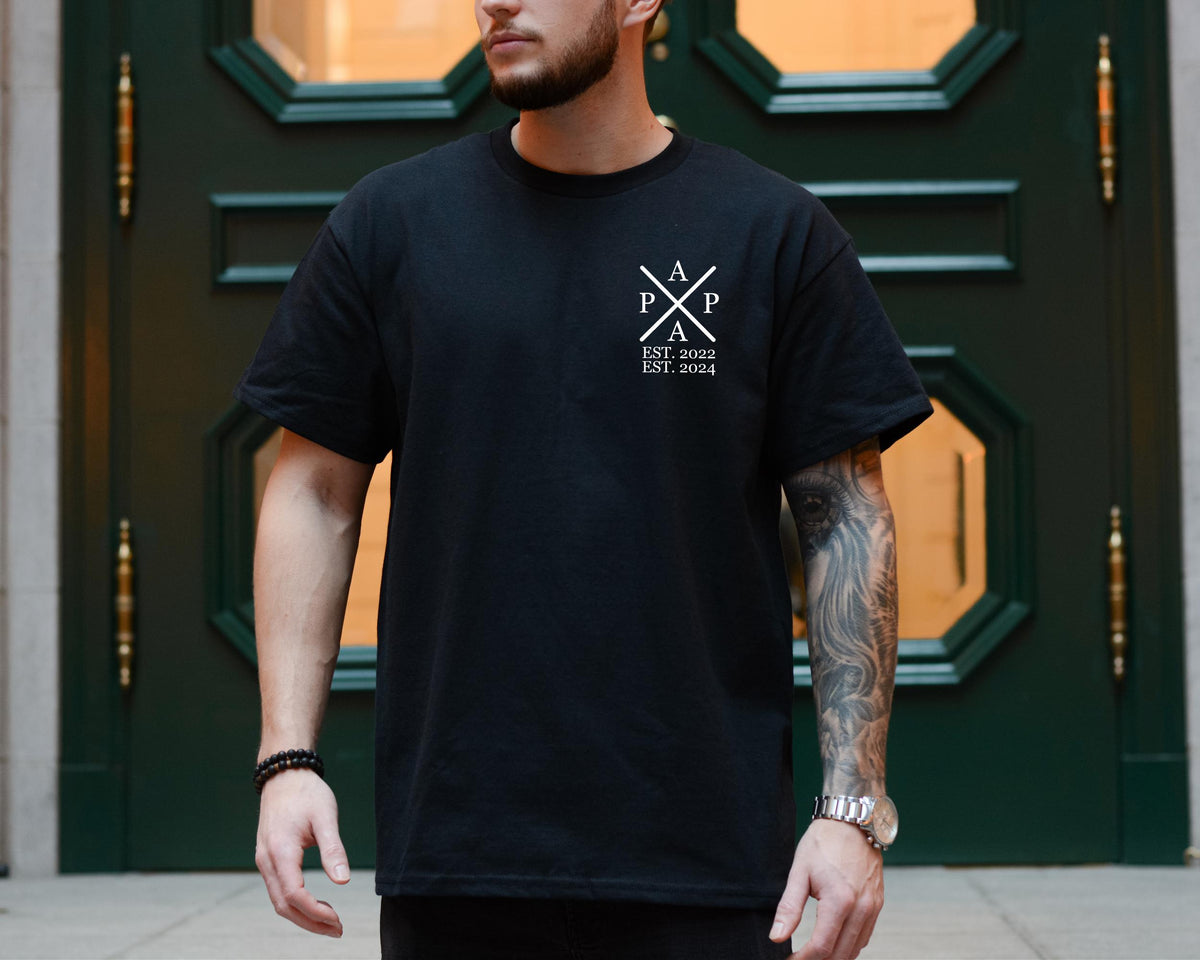 Personalisierte Geschenkidee zum Vatertag Papa T Shirt mit Namen Geburtsjahren der Kinder Individuell und Unvergesslich Graphic Tee – Fan Favorite · Great Gift For Fans
