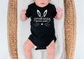 Ser Baby Strampler fr Ostern39Somebunny Loves You39Perfektes Geschenk fr NeugeboreneOster Onesie fr BabysBaby Outfit fr Ostern 2025 Graphic Tee – Bold Style · Trending Graphic Apparel