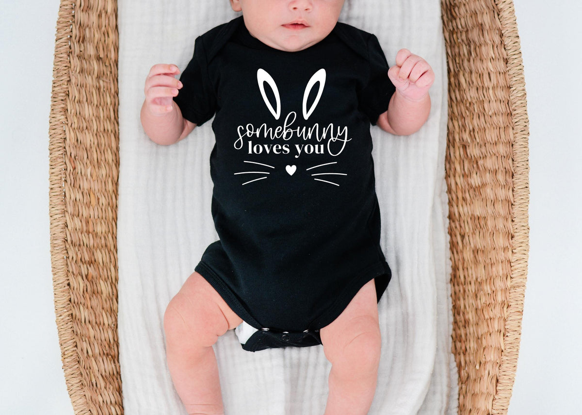 Ser Baby Strampler fr Ostern39Somebunny Loves You39Perfektes Geschenk fr NeugeboreneOster Onesie fr BabysBaby Outfit fr Ostern 2025 Graphic Tee – Bold Style · Trending Graphic Apparel