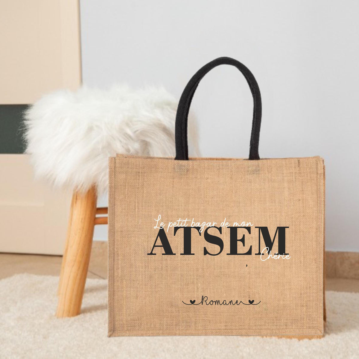 Sac en jute personnalis quotLe Petit Bazar de mon ATSEM Chriequot Cadeau atsem personnalis Sac atsem cadeau de fin d39anne atsem Graphic Tee – Warm & Stylish · High-Quality Print