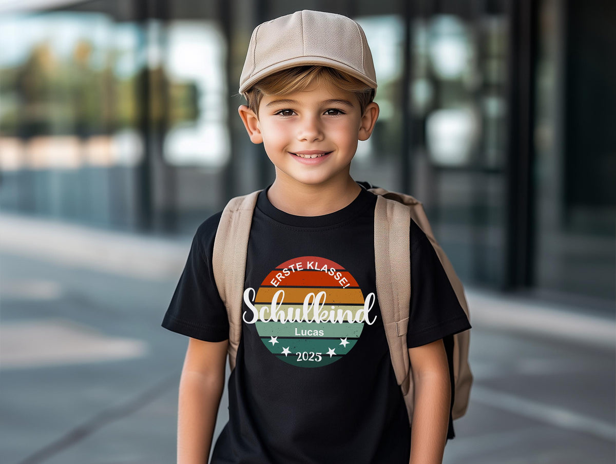 Erste Klasse Schulkind 2025 Shirt Shirt zur Einschulung mit Name Schulanfang Geschenk Schulkind T Shirt mit Name Einschulungsgeschenk Graphic Tee – Feel-Good Design · Perfect For Daily Wear
