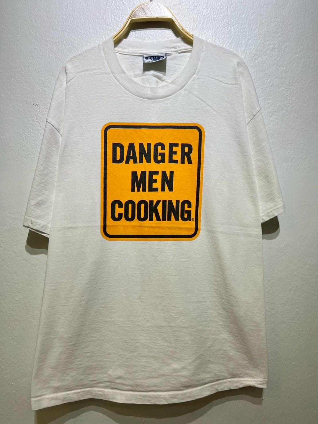 Vintage 90s quotDanger Men Cookingquot Funny Wording Tee XL Graphic Tee – Feel-Good Design · High-Quality Print