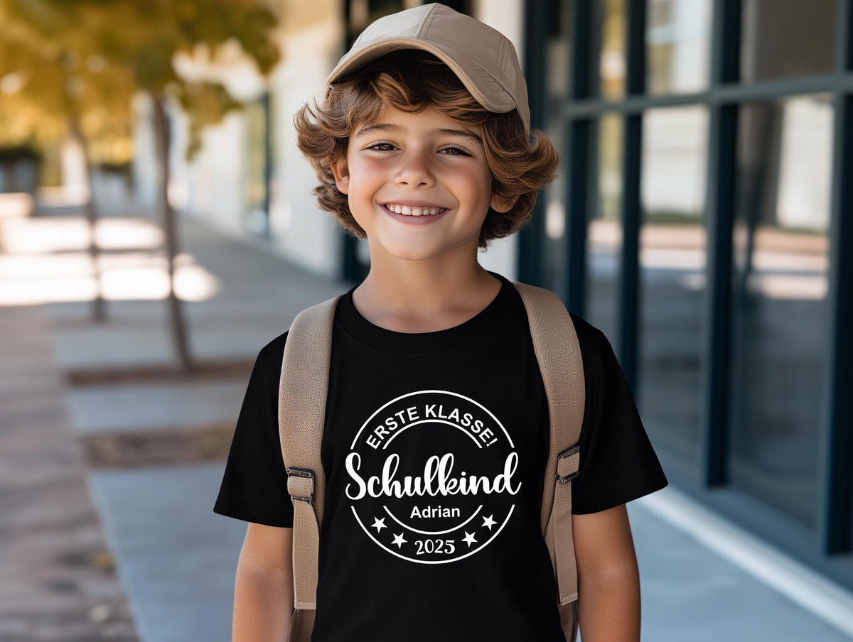 Erster Schultag T Shirt personalisiert Einschulung 2025 Schulstart OutfitErster Schultag Geschenk personalisiertSchulkind 2025 Graphic Tee – Cozy Vibes · Great Gift For Fans