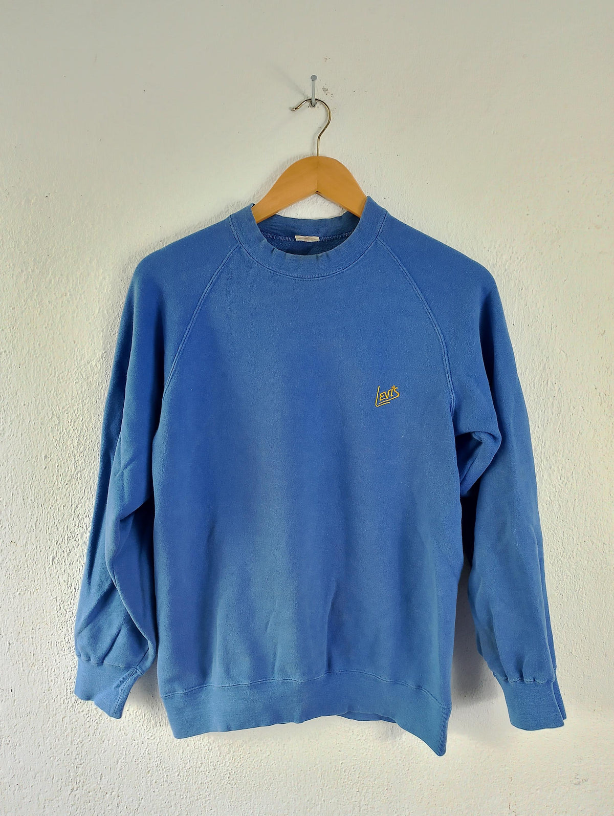 Levis crewneck sweatshirt SM Sweatshirt – Cozy Vibes · Must-Have Style