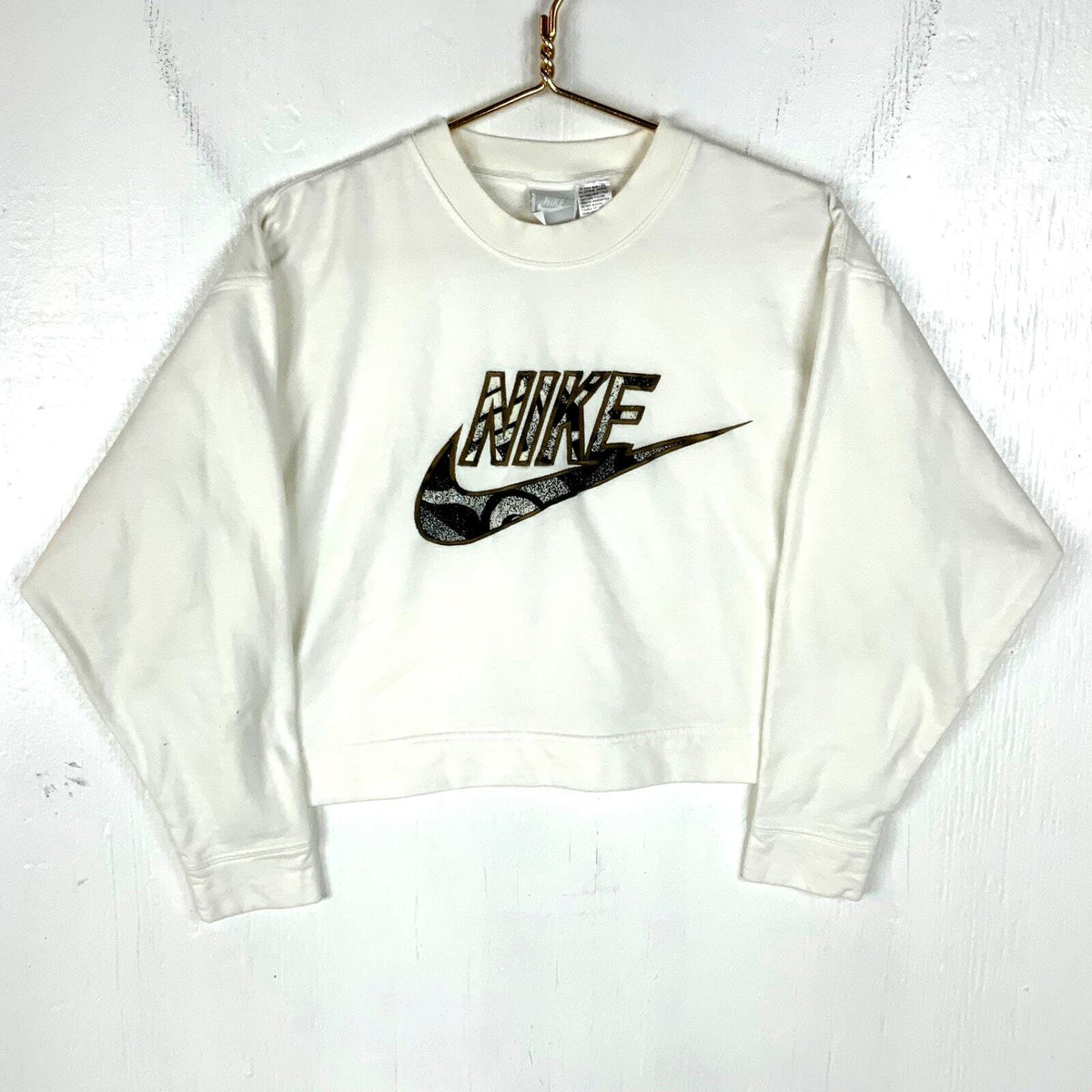 Nike Women39s Sweatshirt Crewneck Medium White Cropped Embroidered Sweatshirt – Aesthetic Look · Perfect For Daily Wear