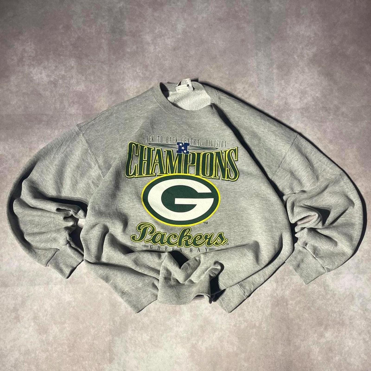 Vintage 90s Green Bay Packers Crewneck Graphic Graphic Tee – Warm & Stylish · Must-Have Style