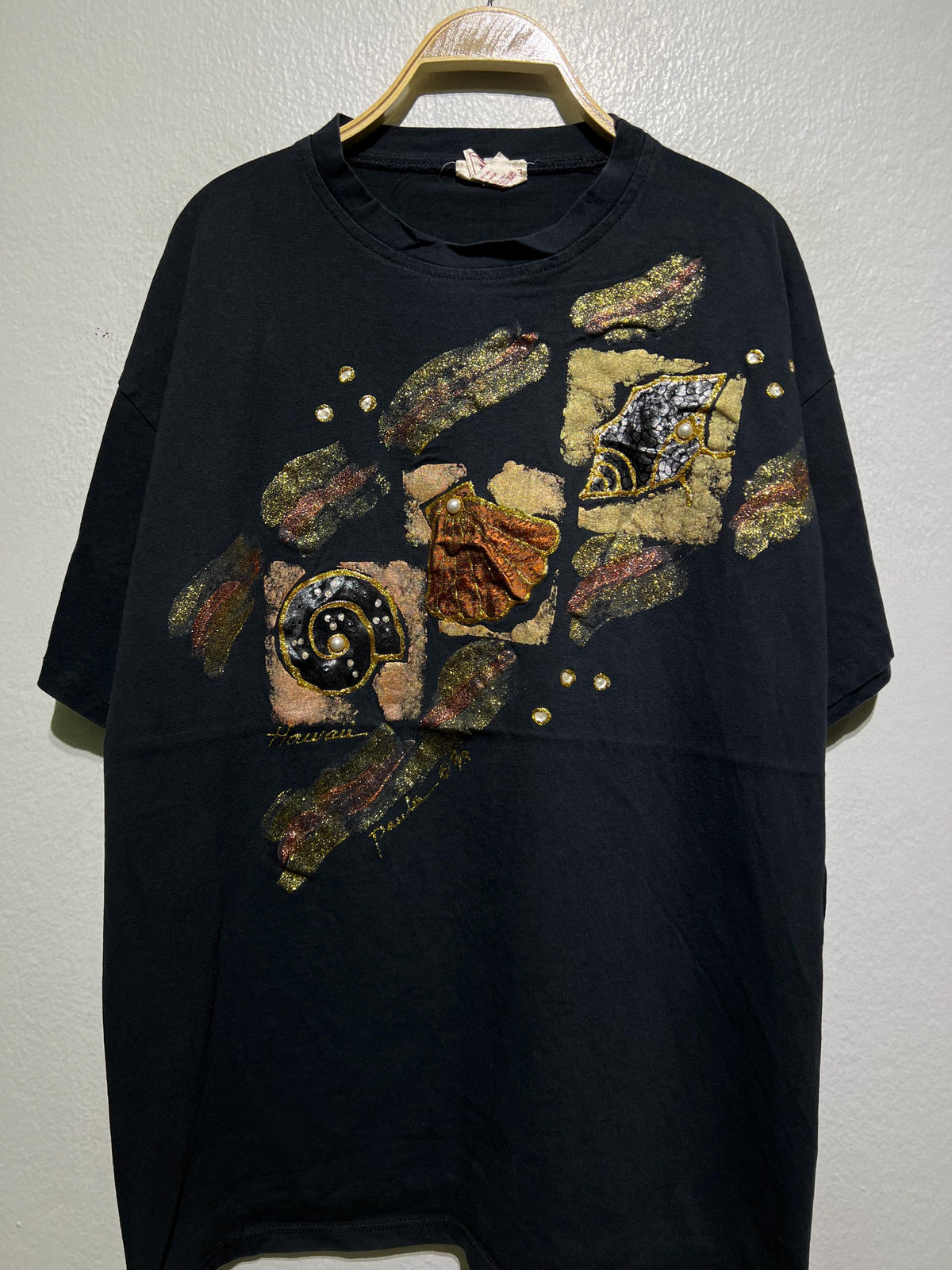 Vintage 90s Hawaii Shell Glitter Shirt Ocean Art Style with Gold Paint Accents and Crystal Beads Island Aesthetic Beach Vibe Size XL Graphic Tee – Easygoing Wear · Must-Have Style