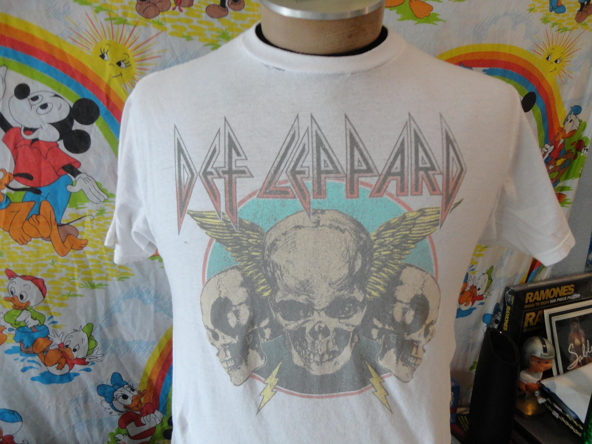 Def Leppard Scull Retro T Shirt M Graphic Tee – Warm & Stylish · Must-Have Style